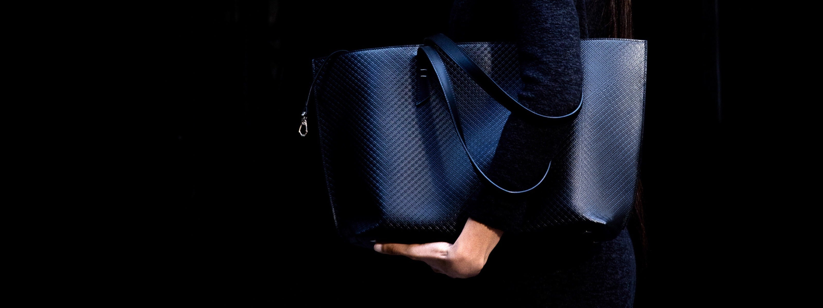 MARK / GIUSTI Capri tote handcrafted Italian leather everyday tote bag in navy blue carried by model