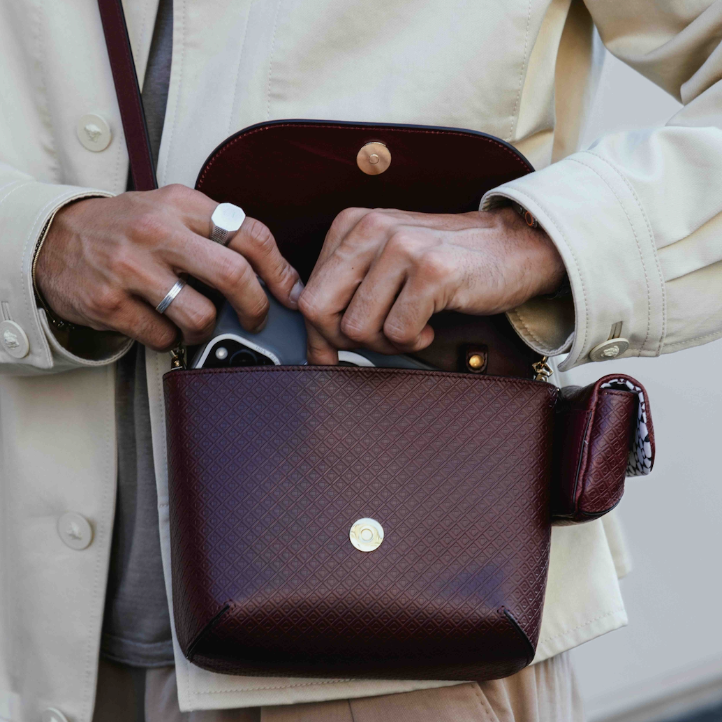 MARK / GIUSTI Modell holding a port red mosaic leather cross body bag available in leather goods store in Milano
