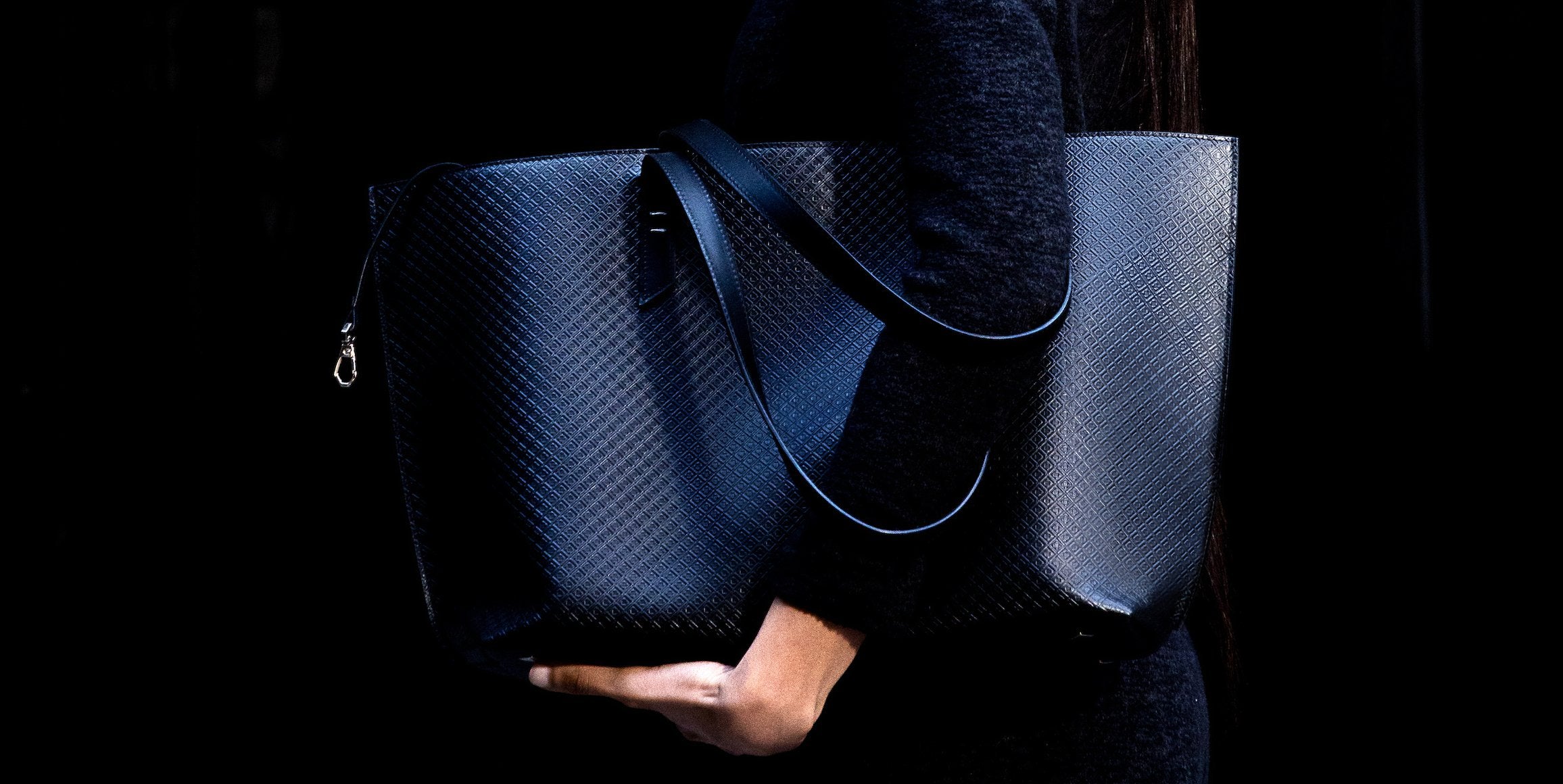 Mark Farhat Giusti carrying the Ischia tote shopper bag in the La Dolce Vita mosaic pattern from the Amalfi Dreams collection, showcasing its lightweight, practical design, and luxury Italian craftsmanship.
